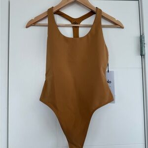 NWT Alo Sleek Back Bodysuit Size XS Toffee One Piece Yoga Caramel Brown Outfit!